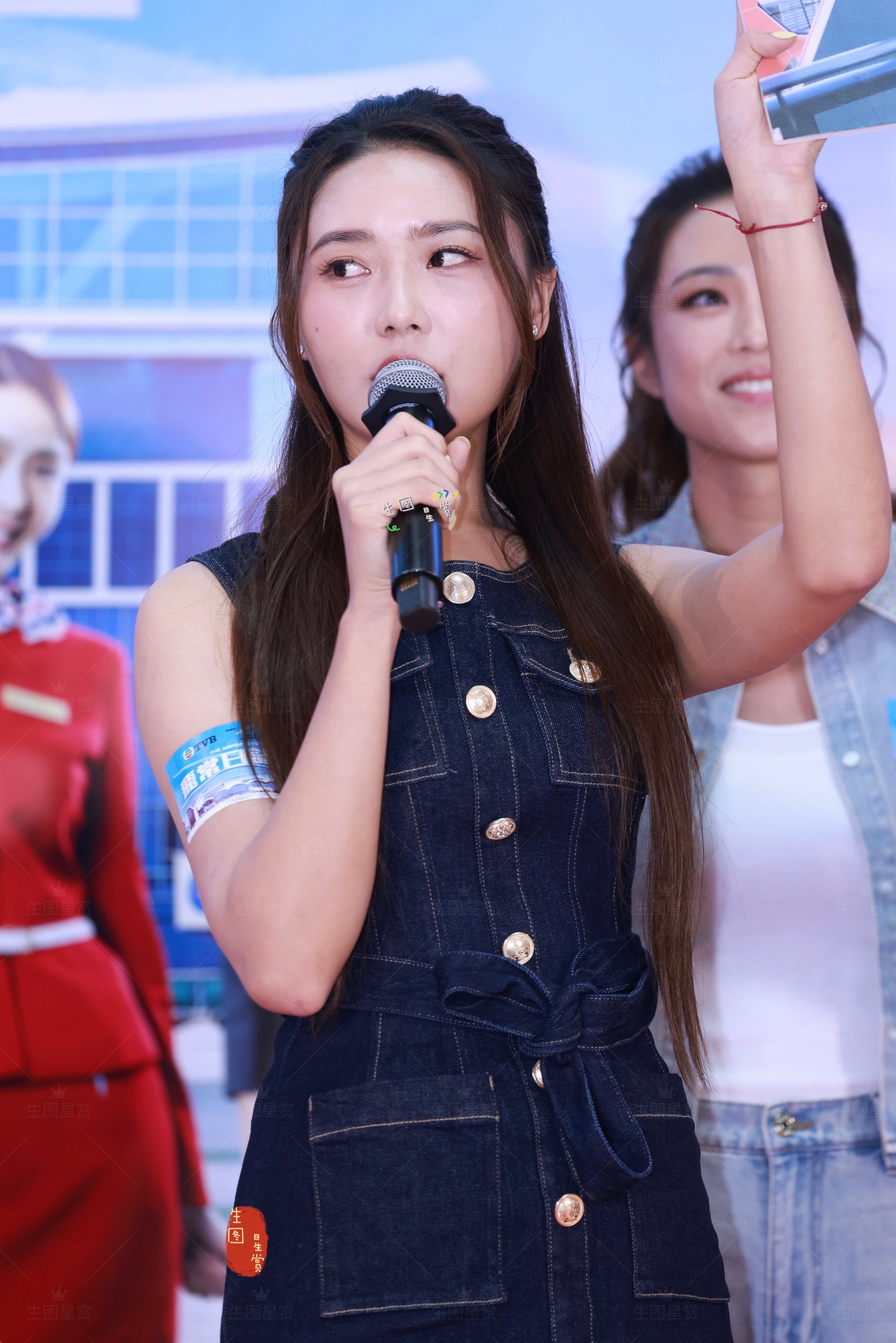 牛仔套裙的戴祖仪，元气靓女来的今天飞常日志2 广州剧宣生图 