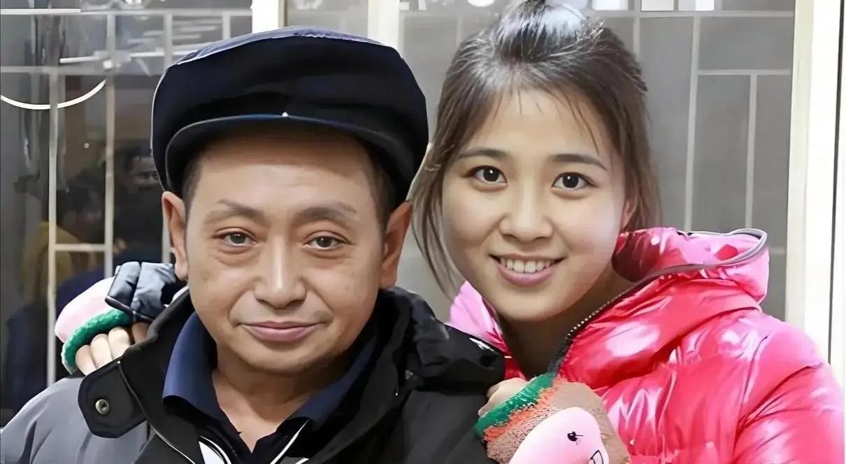 1990年，重庆36岁光棍捡到了一个女婴，不舍吃不舍喝将女孩养大，谁知，养女成年