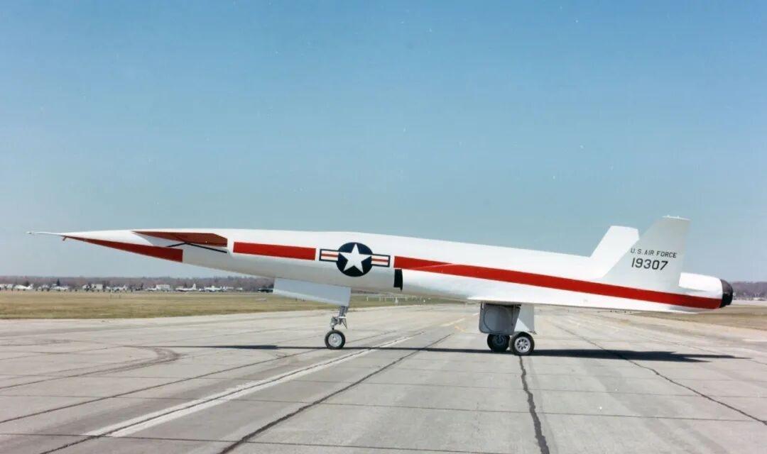 1956年，美国北美公司的SM-64“纳瓦霍”巡航导弹，该弹用了一个大型液体推进