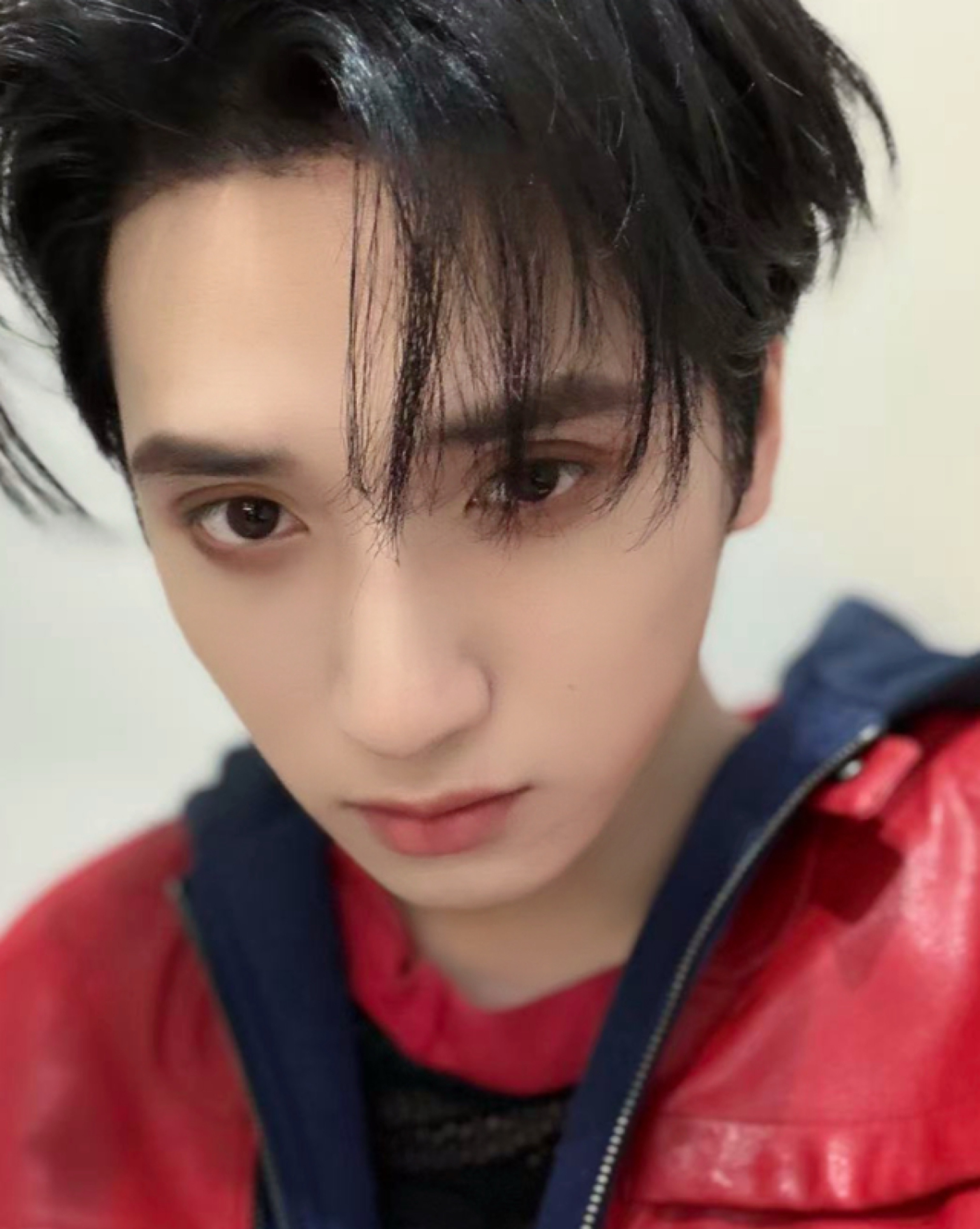 穿着红色衣服发自拍的意思不用多说吧就是要红🤞 