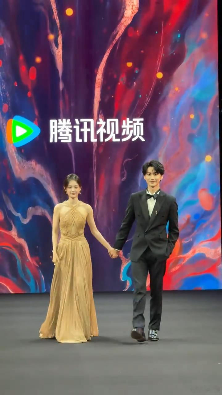 李一桐陈鑫海走两遍红毯李一桐走红毯没等陈鑫海 ​这么 ​​​