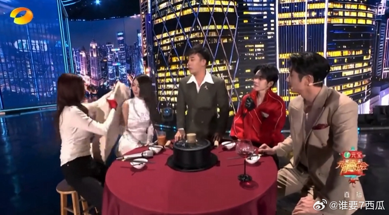 沈梦辰给薛凯琪披外套女生之间的温柔永远最动人！薛凯琪冻得直发抖，沈梦辰默默脱下外