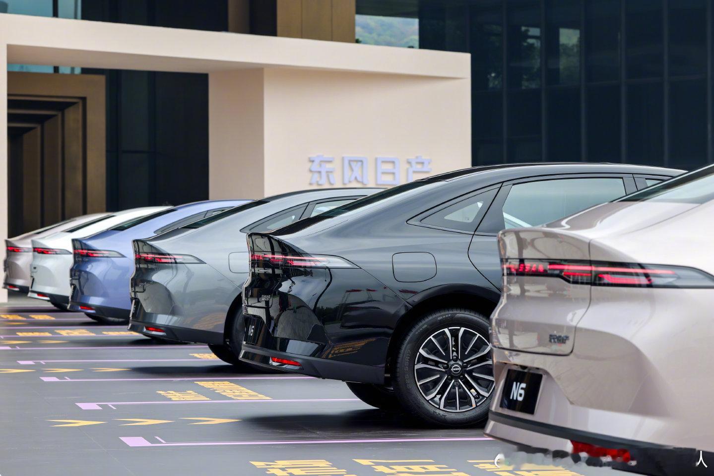 🛋️舒适哲学的终极宣言：N6发布会“沙发阵”的破局之思。百万级后排大沙发东风日