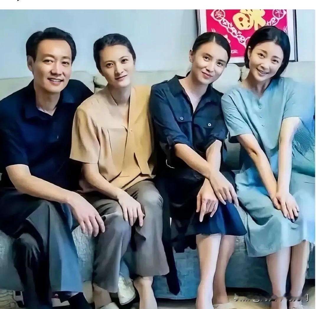 这是电视剧《人世间》四位主演的一张合影。剧中他们演绎周家一家人的悲欢离合。褪去华