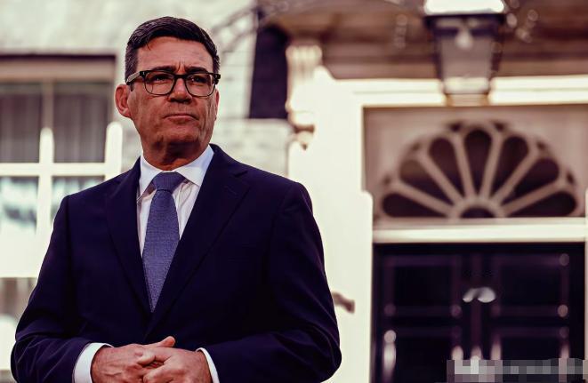 英国新首相上任后第一个电话打给了泽连斯基：英国对乌克兰的支持“坚定不移”。

当