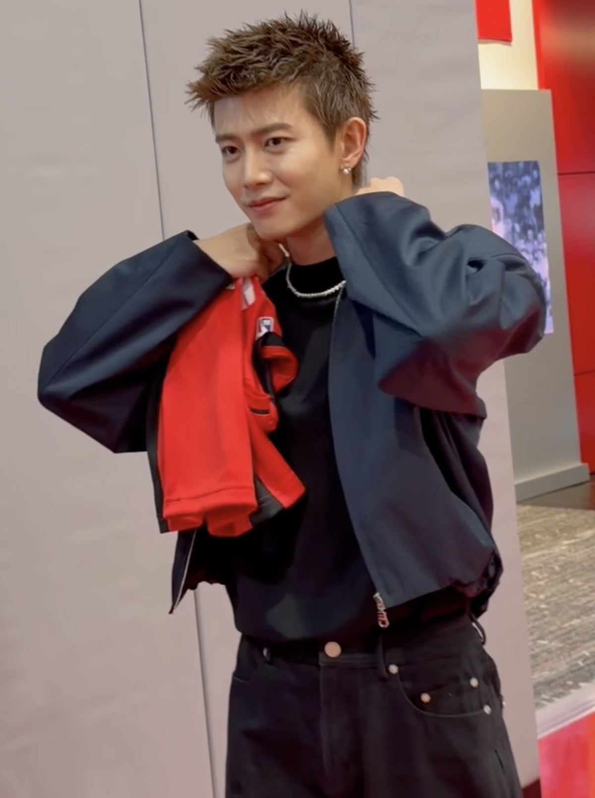 任嘉伦任嘉伦37单枪匹马专辑有11首歌任嘉伦火箭主场表演嘉宾 任嘉伦到访火箭训练