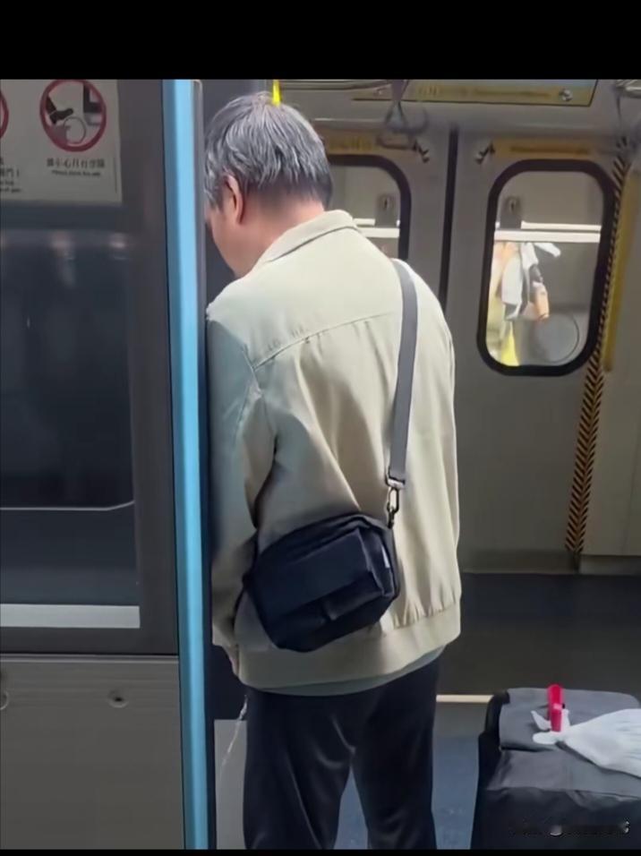 地铁偶遇离谱一幕，车门刚打开，一位大爷愣是不下车，直接旁若无人在车厢边上就地小便