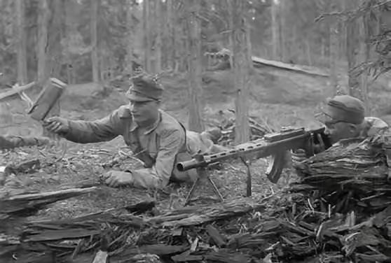 [微风]1945年，机枪手杜相云发现，日军掌握了他的射击规律，每次他一开枪，日军