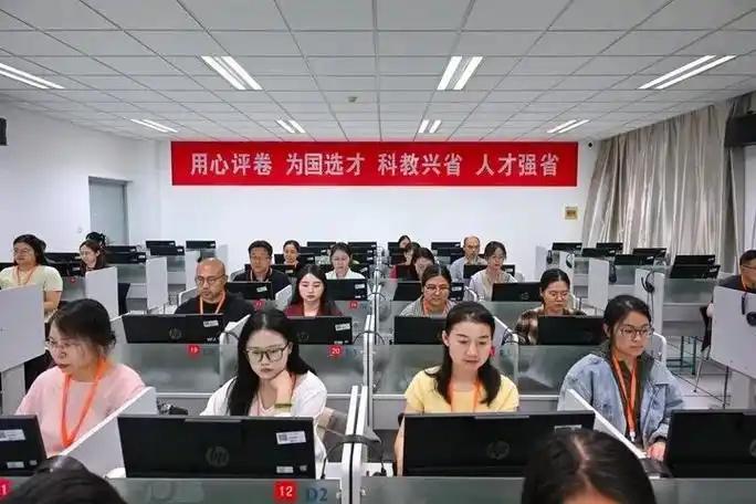 高考试卷是怎样阅评打分的？

高考试卷采用全流程标准化网上评卷模式，采取"机器评
