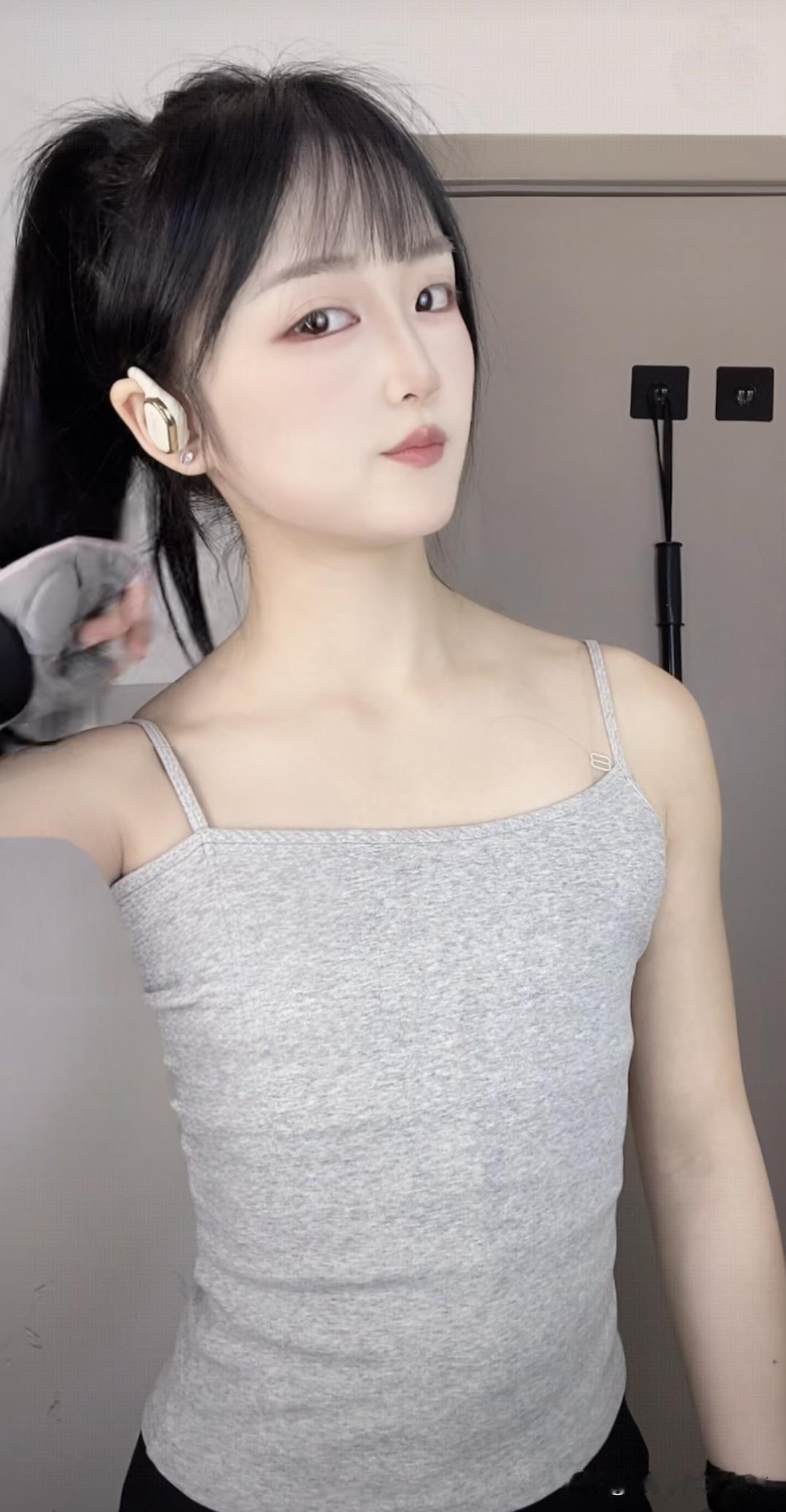 今天一个朋友说他找到女朋友了，而且非常漂亮，我也好奇就让她发个图片看看，毕竟他也