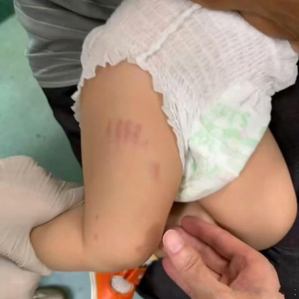 永远无法理解这些遛狗不牵绳的高级动物，尤其这狗还是傻傻的二哈？我有个想法，既然主