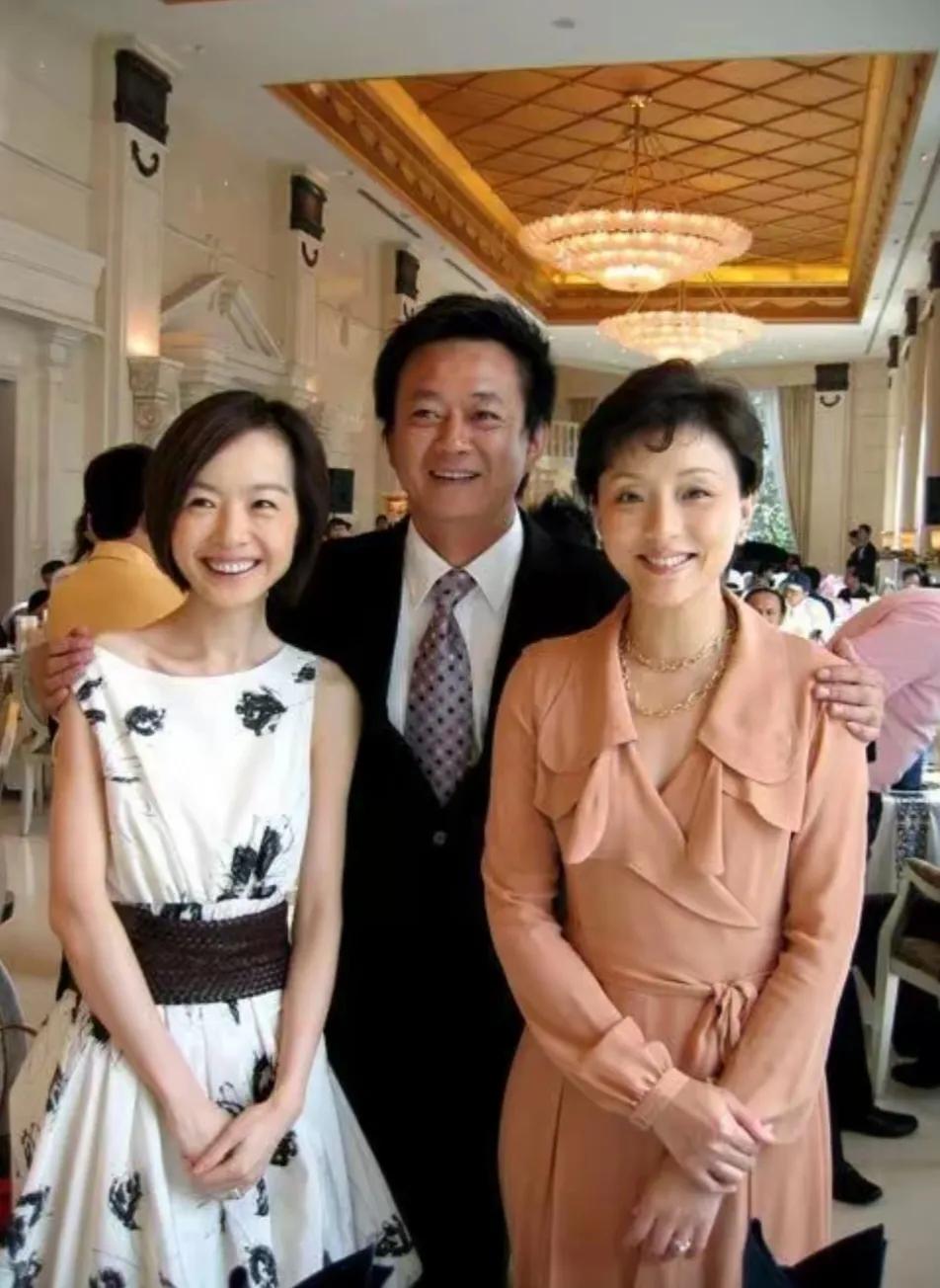 右边是杨澜，左边是陈鲁豫，中间这位男的是谁呢？有什么好事看把他们三个高兴的都合不