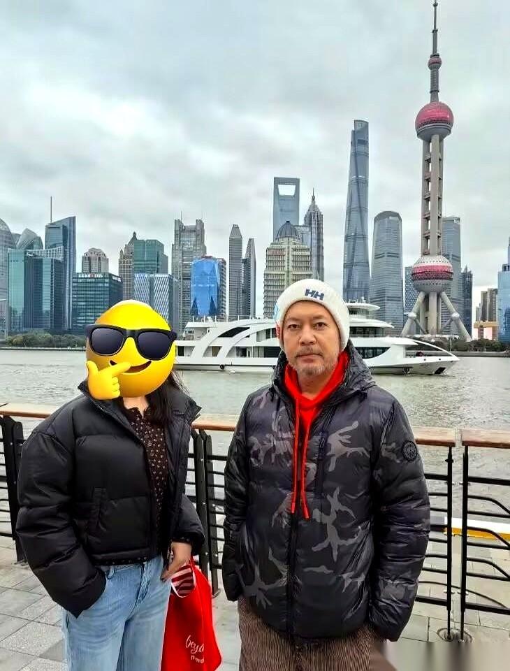 刷手机猛地看到一张图，差点没敢认。
这不是《亮剑》里的赵政委吗？胡子拉碴，都花白