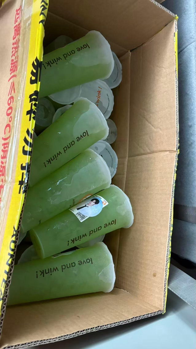 余宇涵今天现场送粉丝奶茶和口红，余宇涵粉丝好幸福的吧