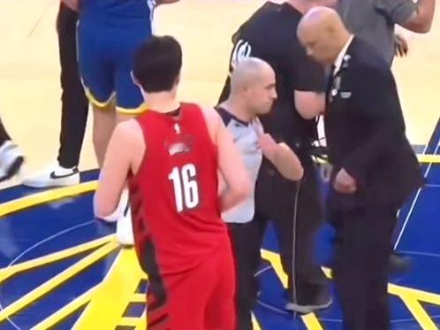 杨瀚森何以让裁判都为他竖大拇指？

在开拓者与勇士的第四战比赛结束后，裁判来到杨