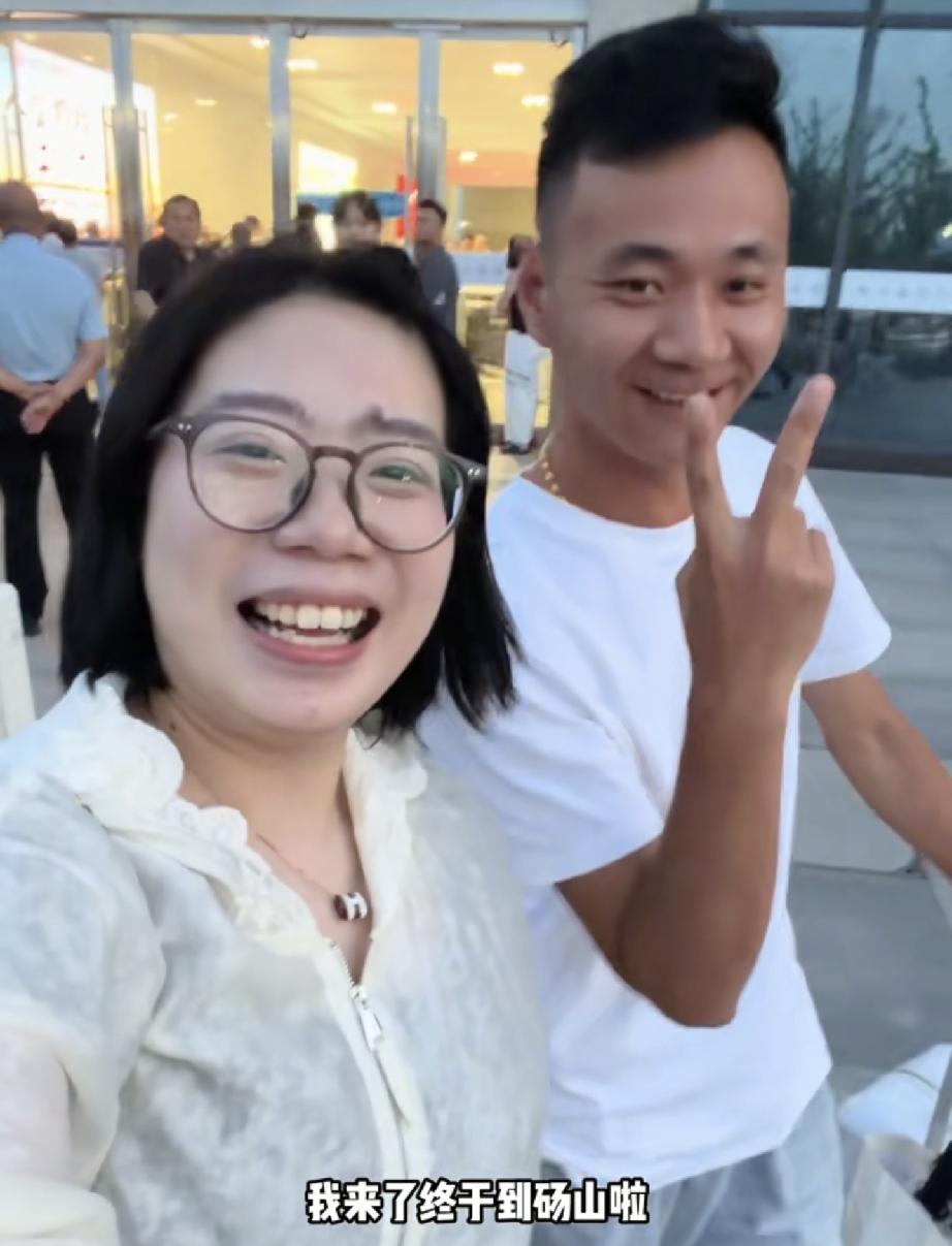 厉怀远小妹三水已经到达砀山
     厉怀远亲自去高铁站接她，厉怀远看到三水满眼