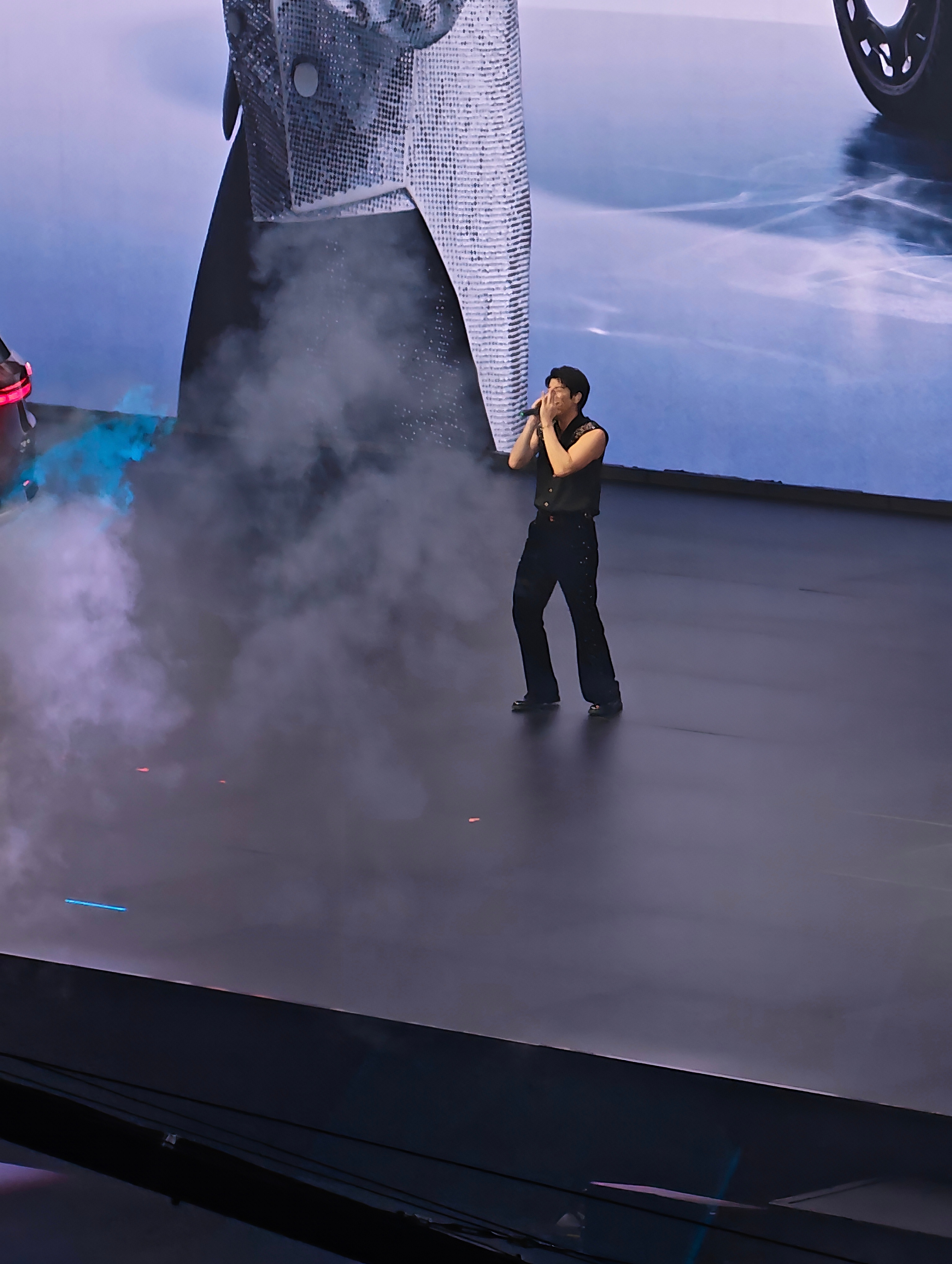 腾势请王力宏为用户唱歌 王力宏在腾势N9闪充版发布会现场唱了《天地龙鳞》和《改变