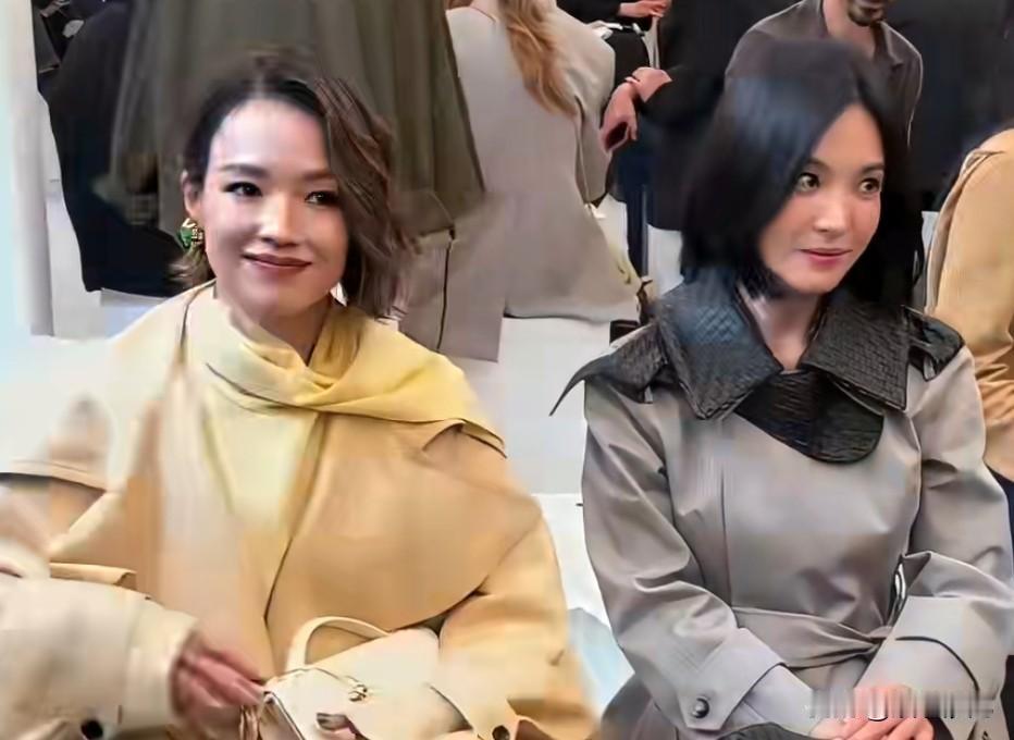 舒淇宋慧乔同框


舒淇与宋慧乔在某时尚活动上惊喜同框，50岁舒淇身着暖黄色系穿