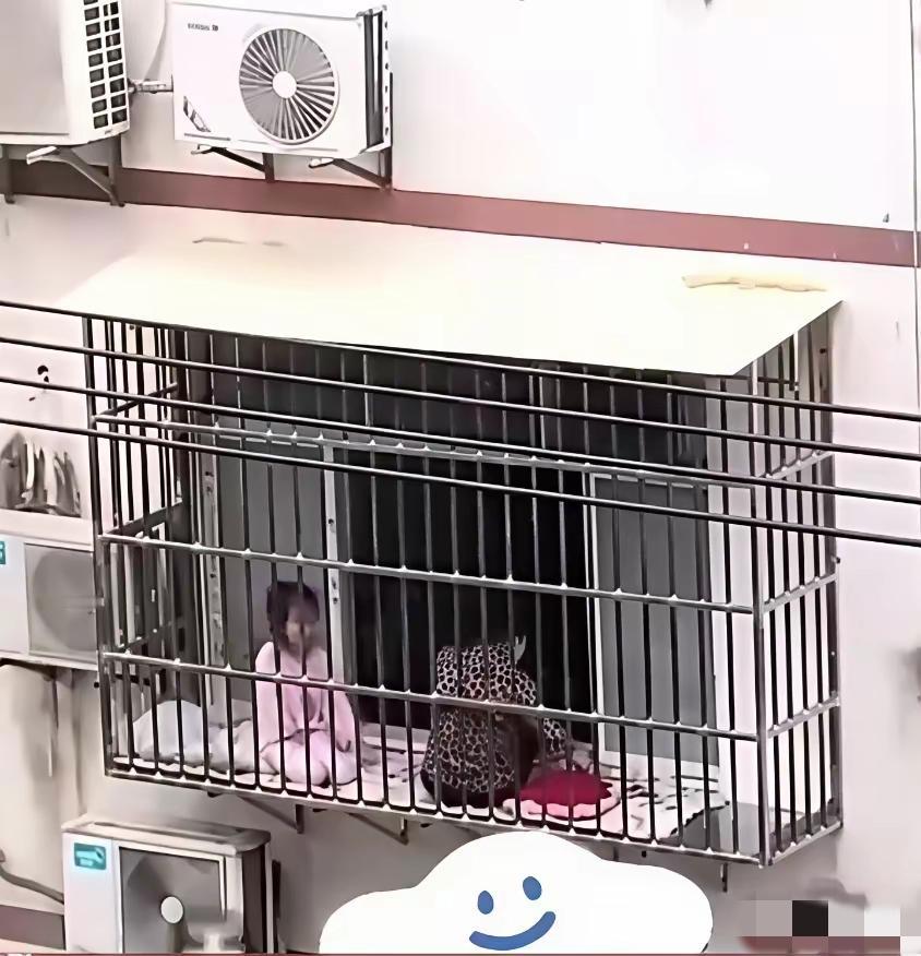 我滴个天呐！这老人咋一点安全意识都没有，这样带孩子太危险了吧……[泪奔]