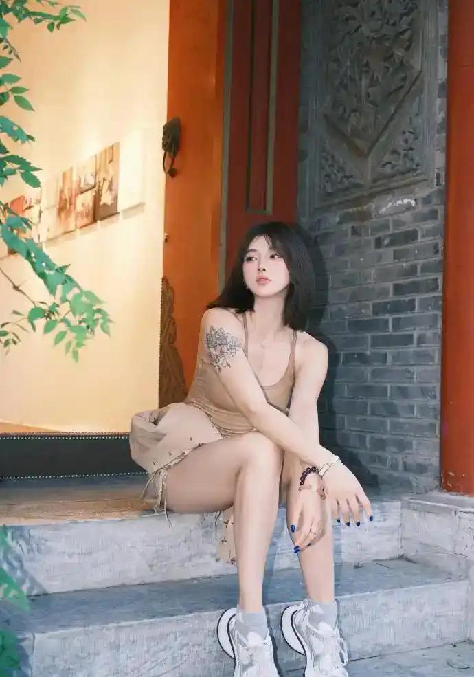 吴艳妮在社交平台上晒出一组吊带自拍，瞬间吸引了不少目光。照片中的她状态轻松自信，