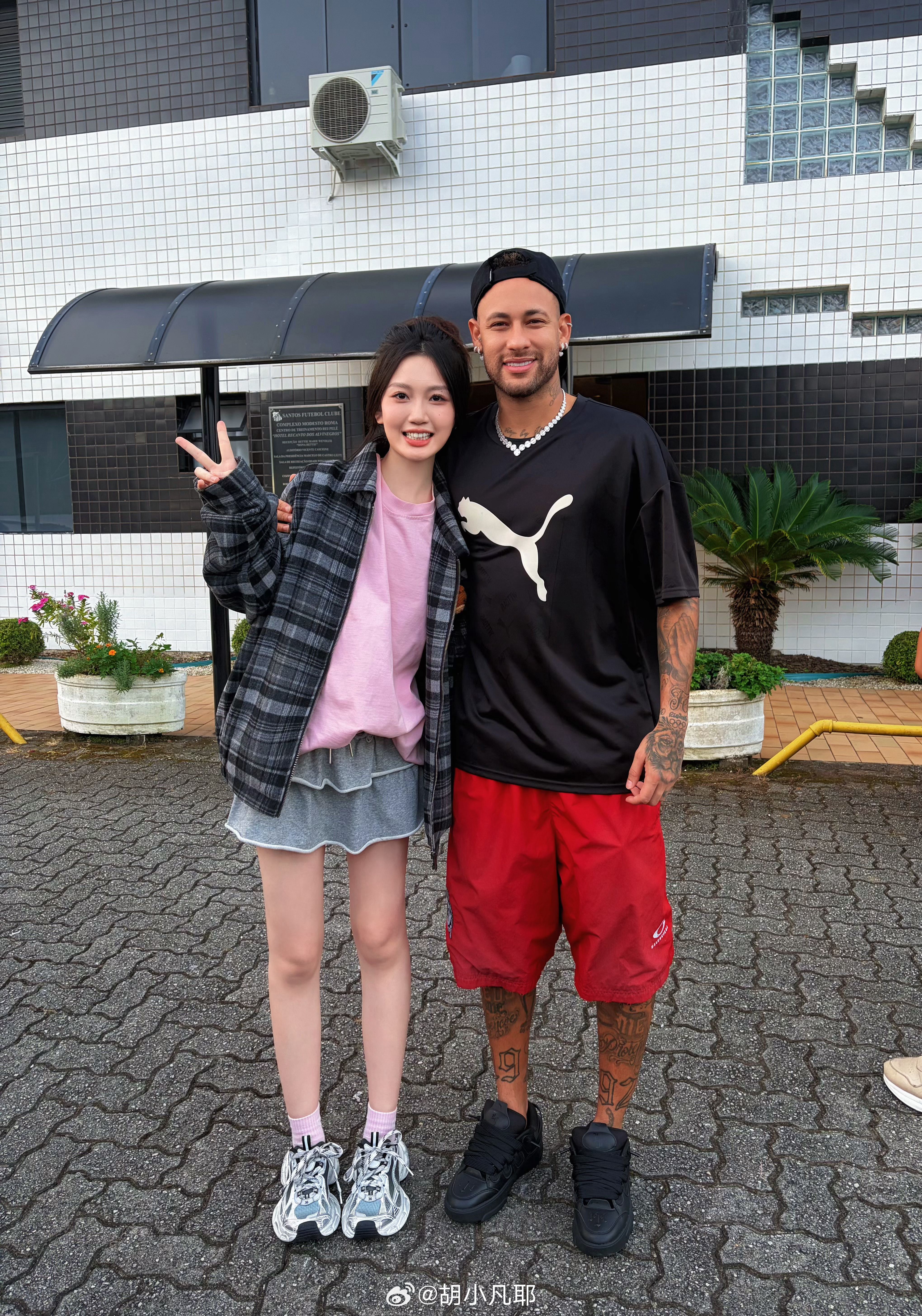 今天是被内马尔搂住的幸福女人 巴西·Santos