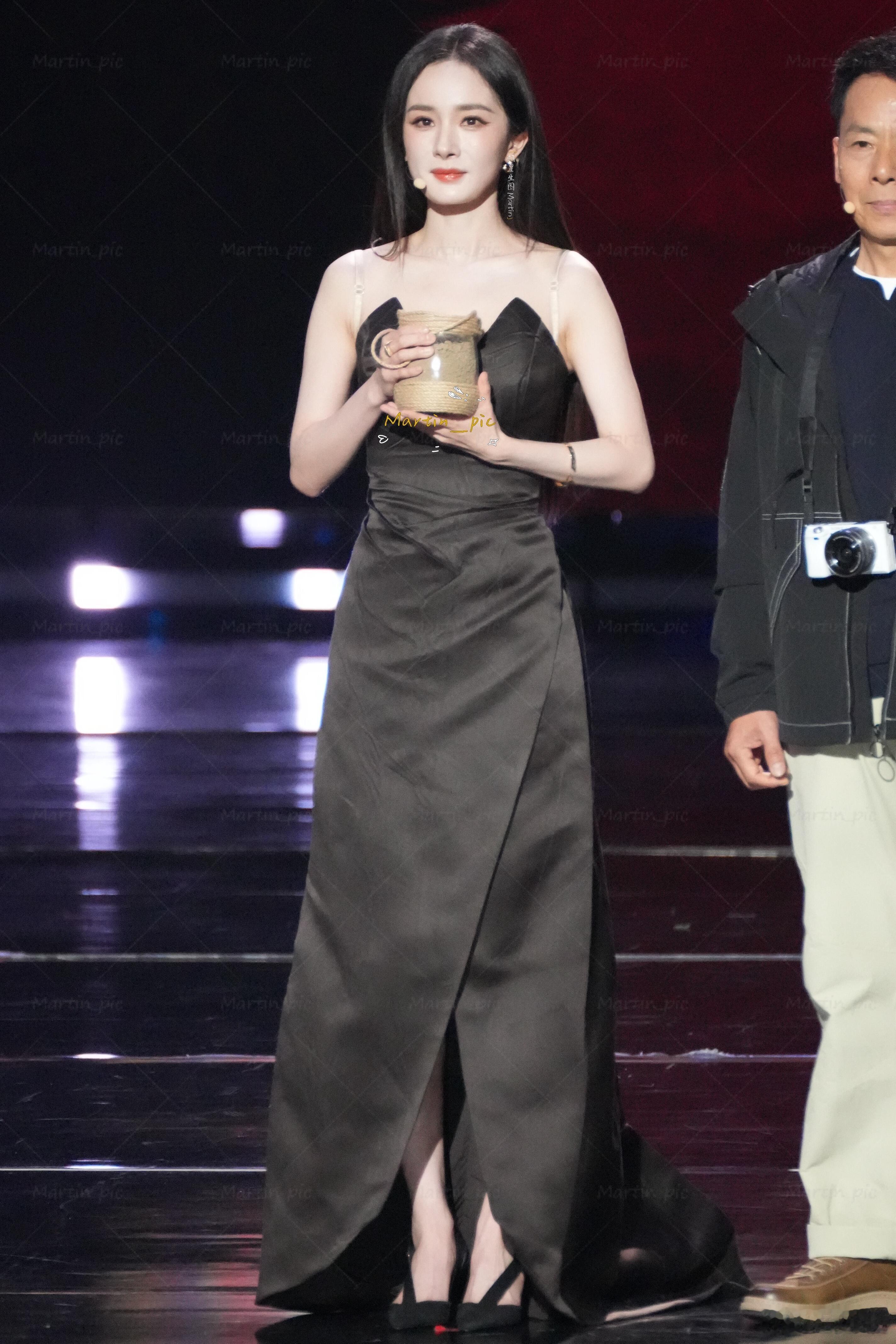 杨幂手捧临沂泥土 最动人的永远是行动里的真诚👏。杨幂手捧临沂泥土，将对作品的尊