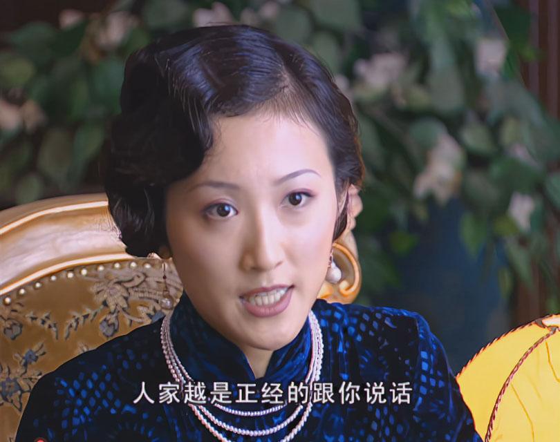 三少奶奶难得穿蓝色旗袍，换下亮色旗袍的她，倒是多了几分稳重。
#金粉世家#