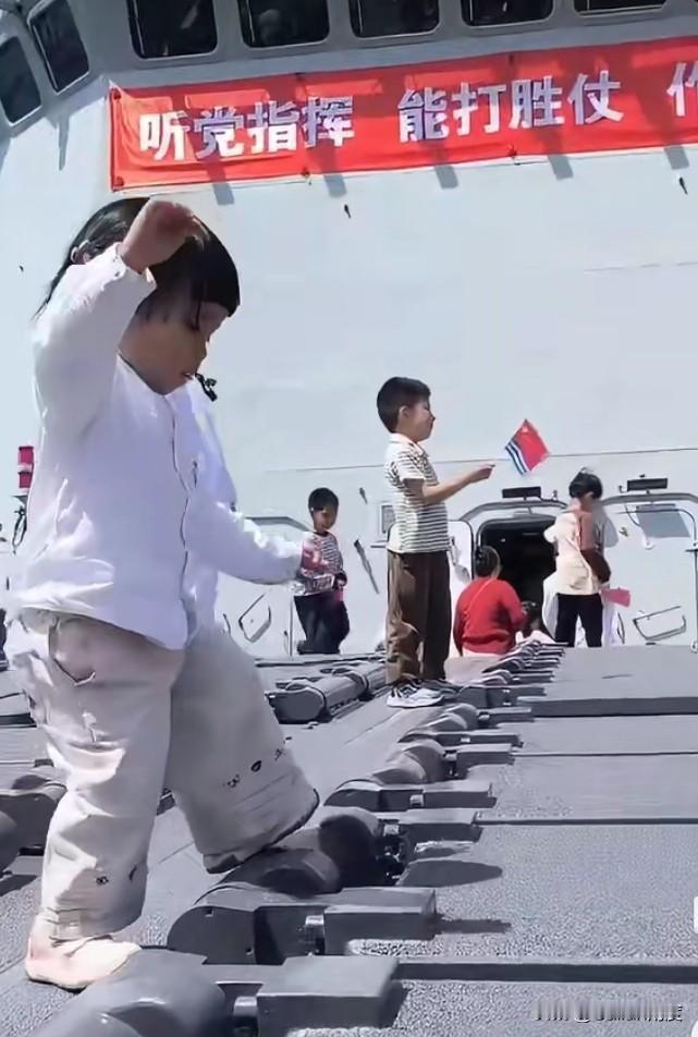 【战争与和平！】
军舰上蹦蹦跳跳的小孩，背景是“听党指挥，能打胜仗”！
再看看加