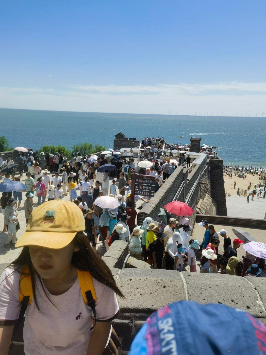 微博会员成长津贴[超话]美景如诗 初秋丽日山海关，龙头探海金沙滩。游人似潮在涌动