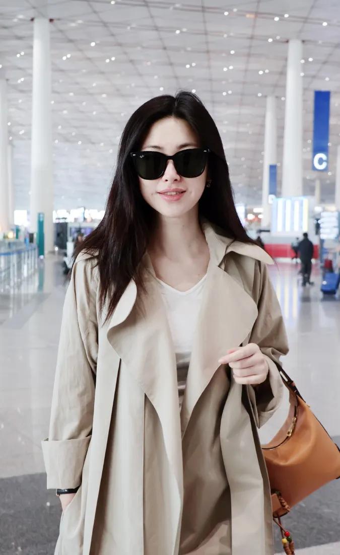 谁懂啊！朱珠把基础款穿成了高定感！米杏风衣+白T，没有多余装饰，却靠版型和配饰把