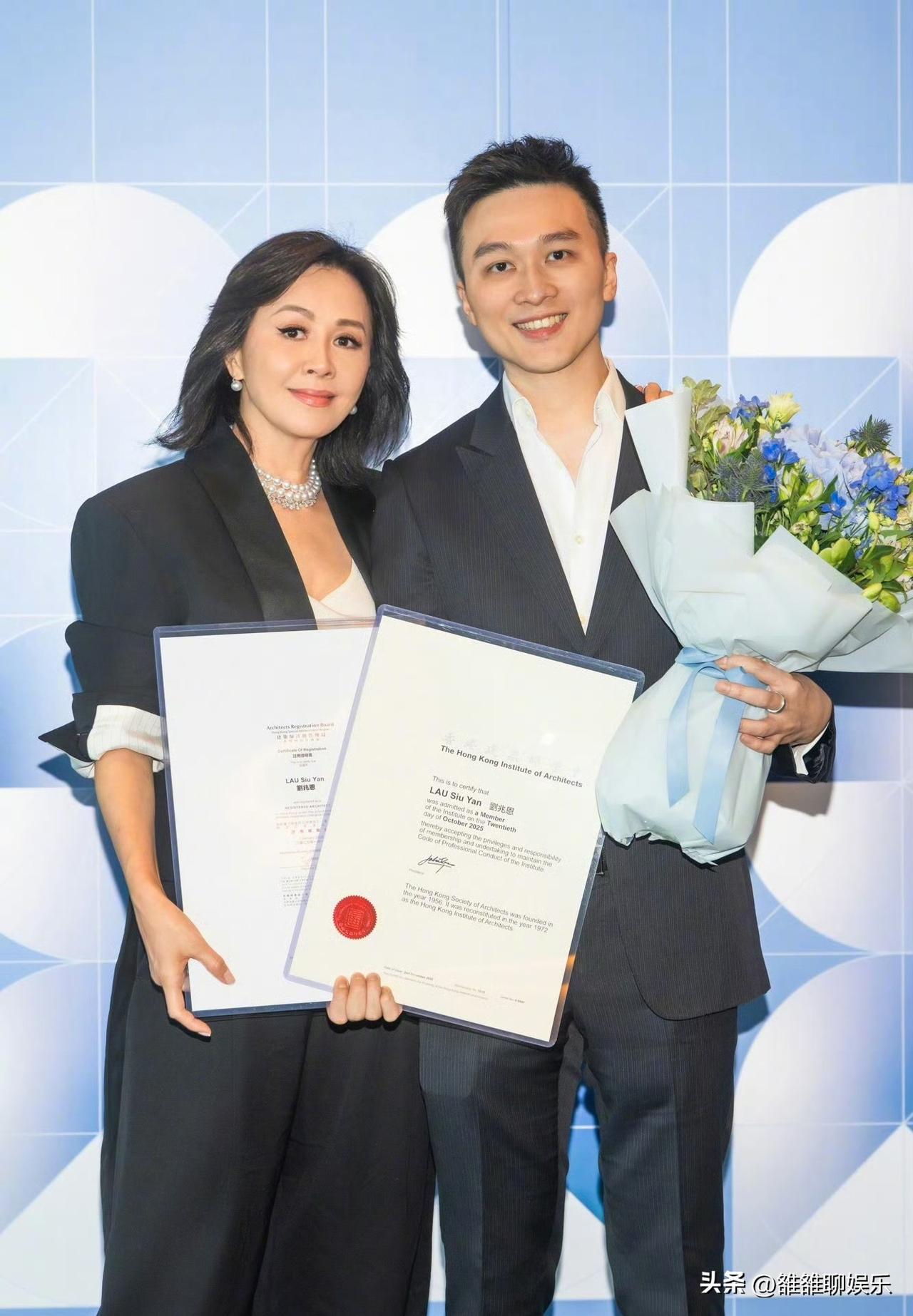刘嘉玲，冲上热搜。

8月10日，刘嘉玲引发全网热议，不过这次不是她和老公梁朝伟