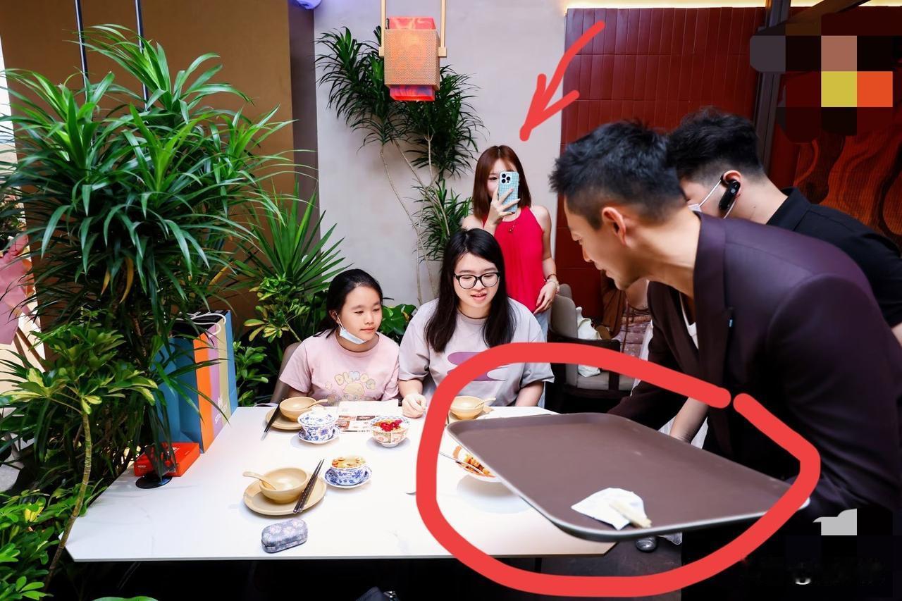 新店开业，汪小菲亲自下场端盘子，当起了服务员？

什么叫放下身段，这或许就是最生