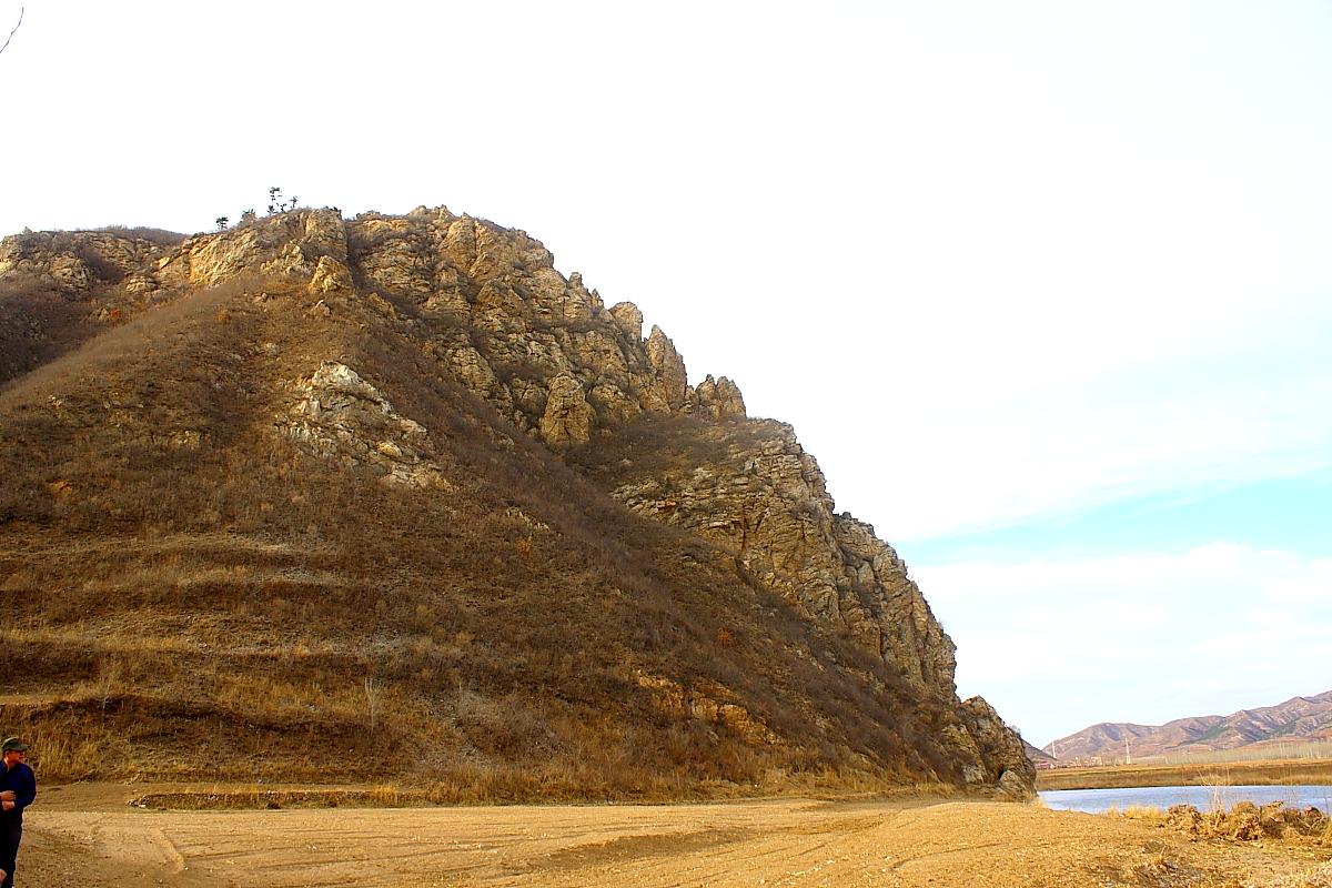刀尔登鸡冠山坐落在青龙河畔，因山峰形状酷似鸡冠而得名，其山势挺拔，形态独特，宛如