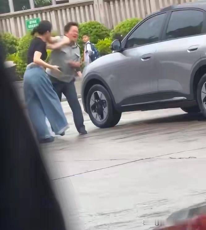 福建三明一女司机因停车问题与保安发生冲突，最终演变为肢体对抗，两败俱伤，令人唏嘘