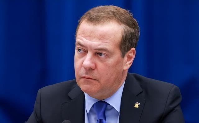 统俄党主席，当着全国的面，骂自己党的潜在选民是“大脑扭曲的蠢货”。这是8月12日