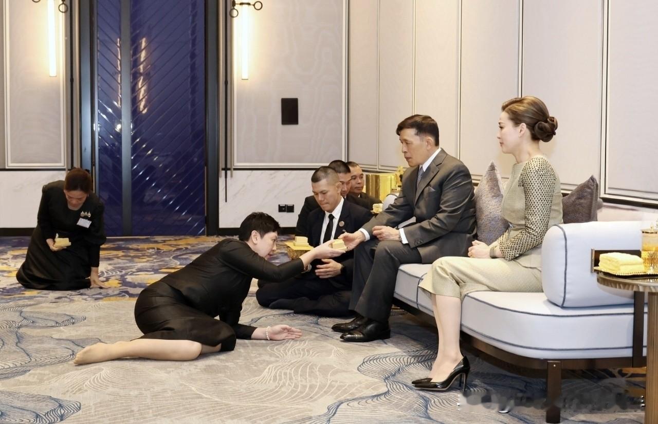 泰国王室的这套匍匐跪拜，等级感扑面而来，不少人感慨比咱们大清时三跪九叩还有视觉冲