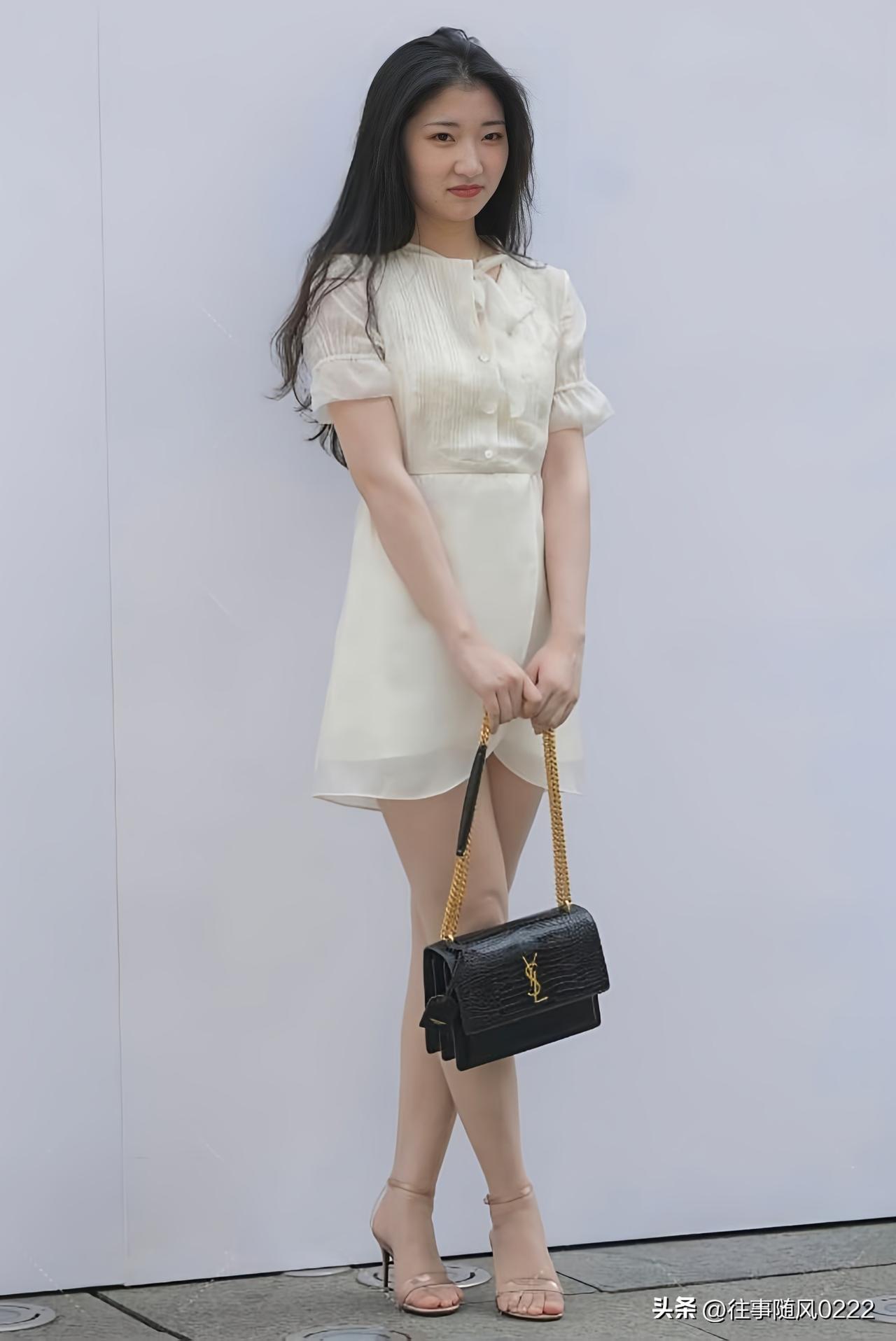 城市街头穿搭分享奶白欧根纱裙，夏日温柔氛围感天花板