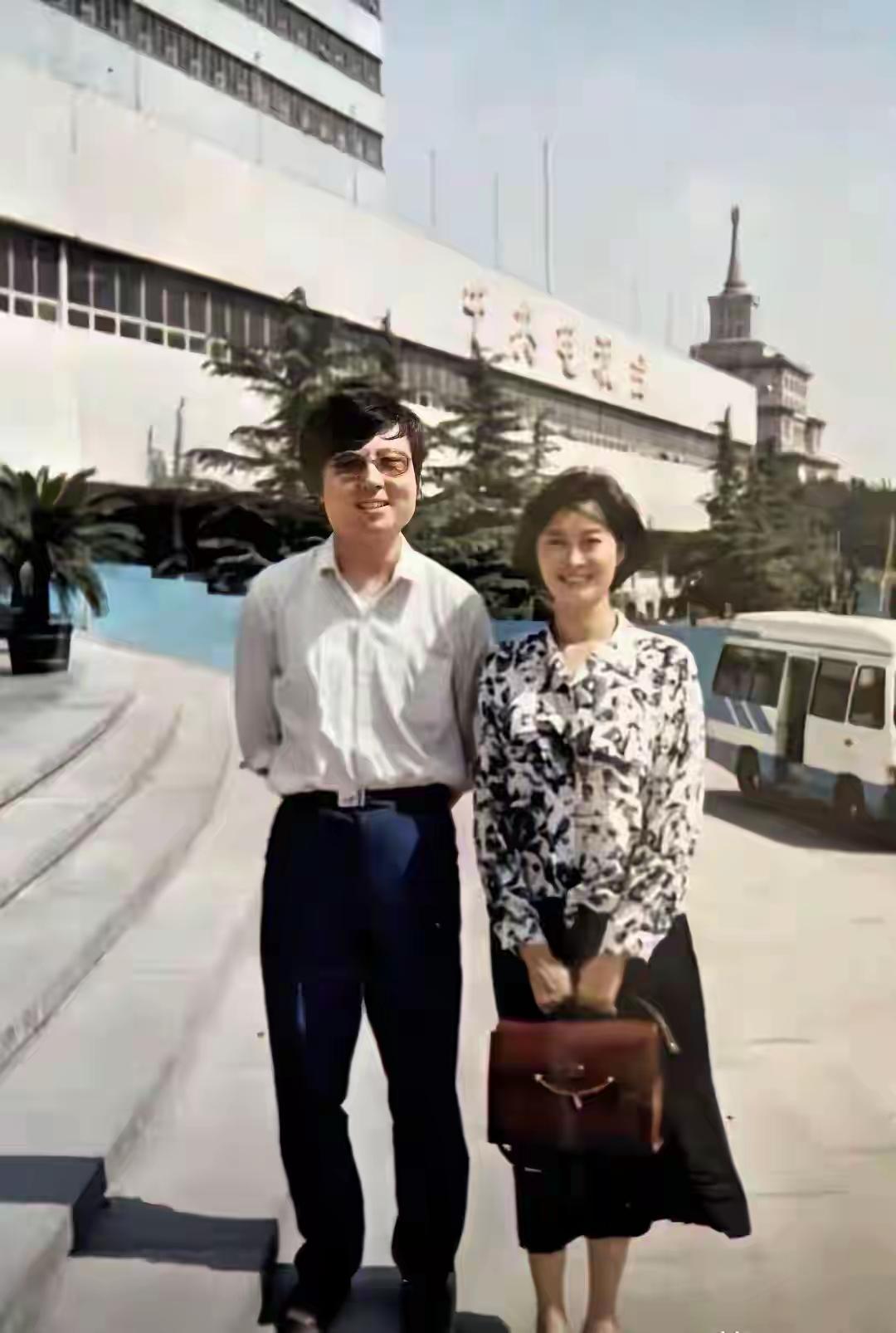 这位短发美女是谁？
她的才华与美貌并存的美女，她的美无人能敌，就算是董卿、倪萍来