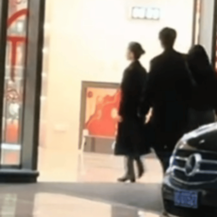 肖战把机场走成秀场了这鞋完全没有根跟啊，身材比例也太绝了吧，那个女的又跟着唉，虾