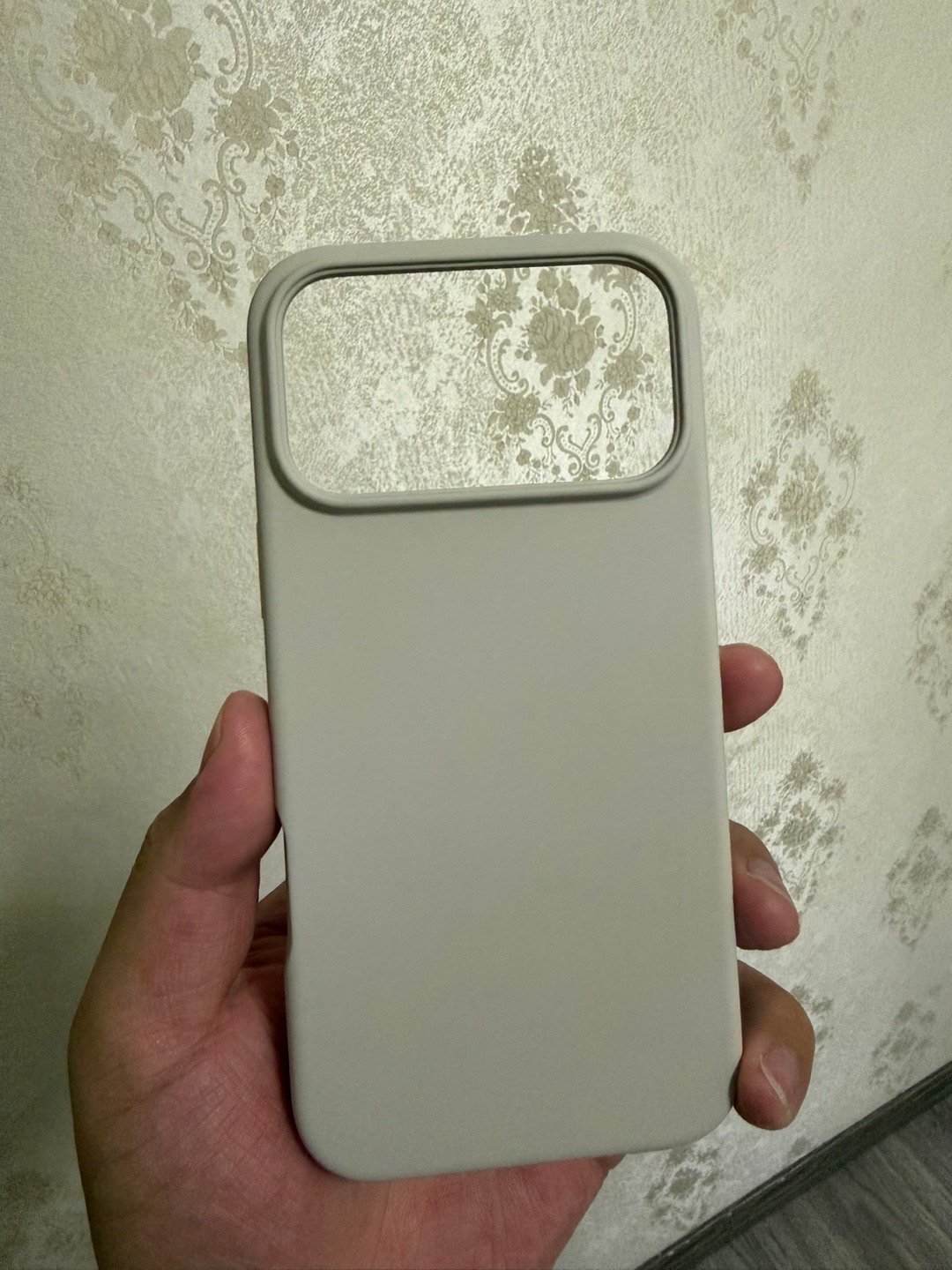 花了60买了一个倍思的iPhone 17 Pro Max手机壳，手感和质感都不错
