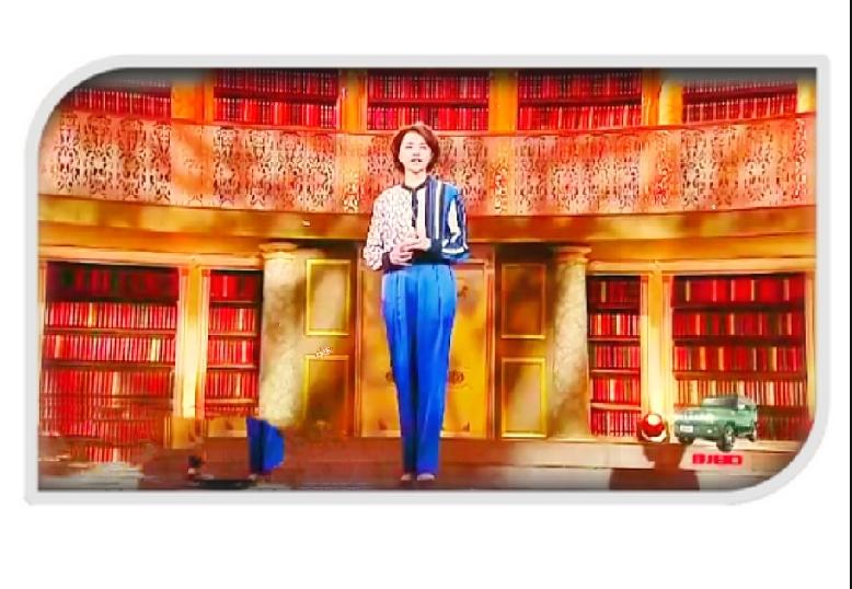 一束追光一卷书香，重温《朗读者》的文字力量

站在舞台中央的董卿，曾用一档《朗读