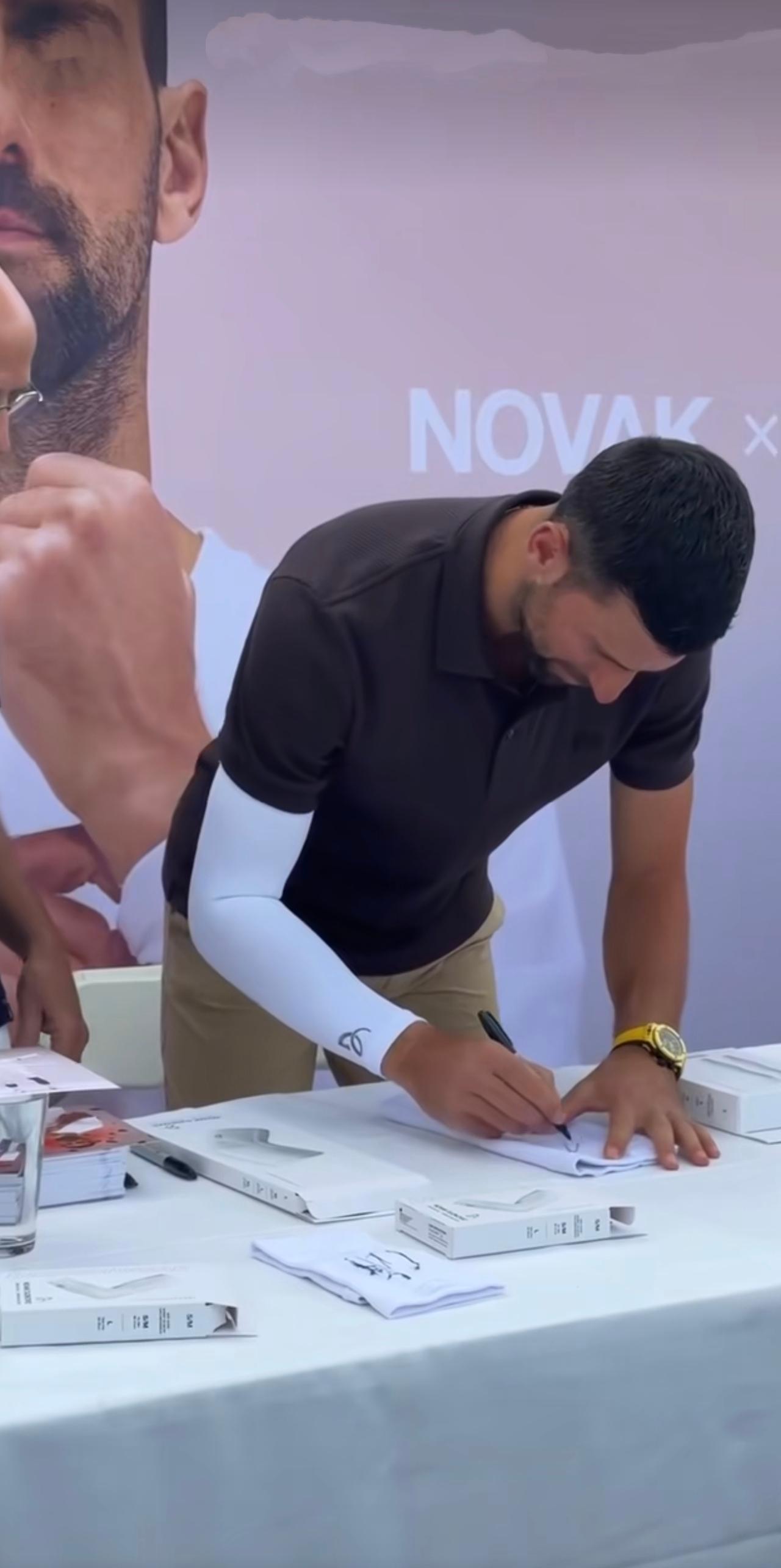 德约科维奇参加了一场精彩的与粉丝互动的活动。
         德约科维奇来到印