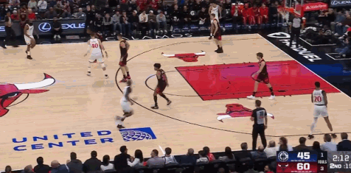 祖巴茨变身铁巴茨，快船内线太弱了！
祖巴茨篮下低位小勾手连续不中，作为一个吃饼型