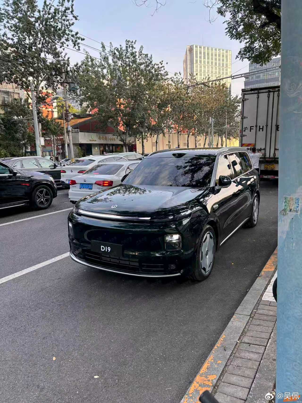 全尺寸、大饼轮毂、双色车身，带排气管，实车我看过，很顶。大v聊车新能源大牛说零跑