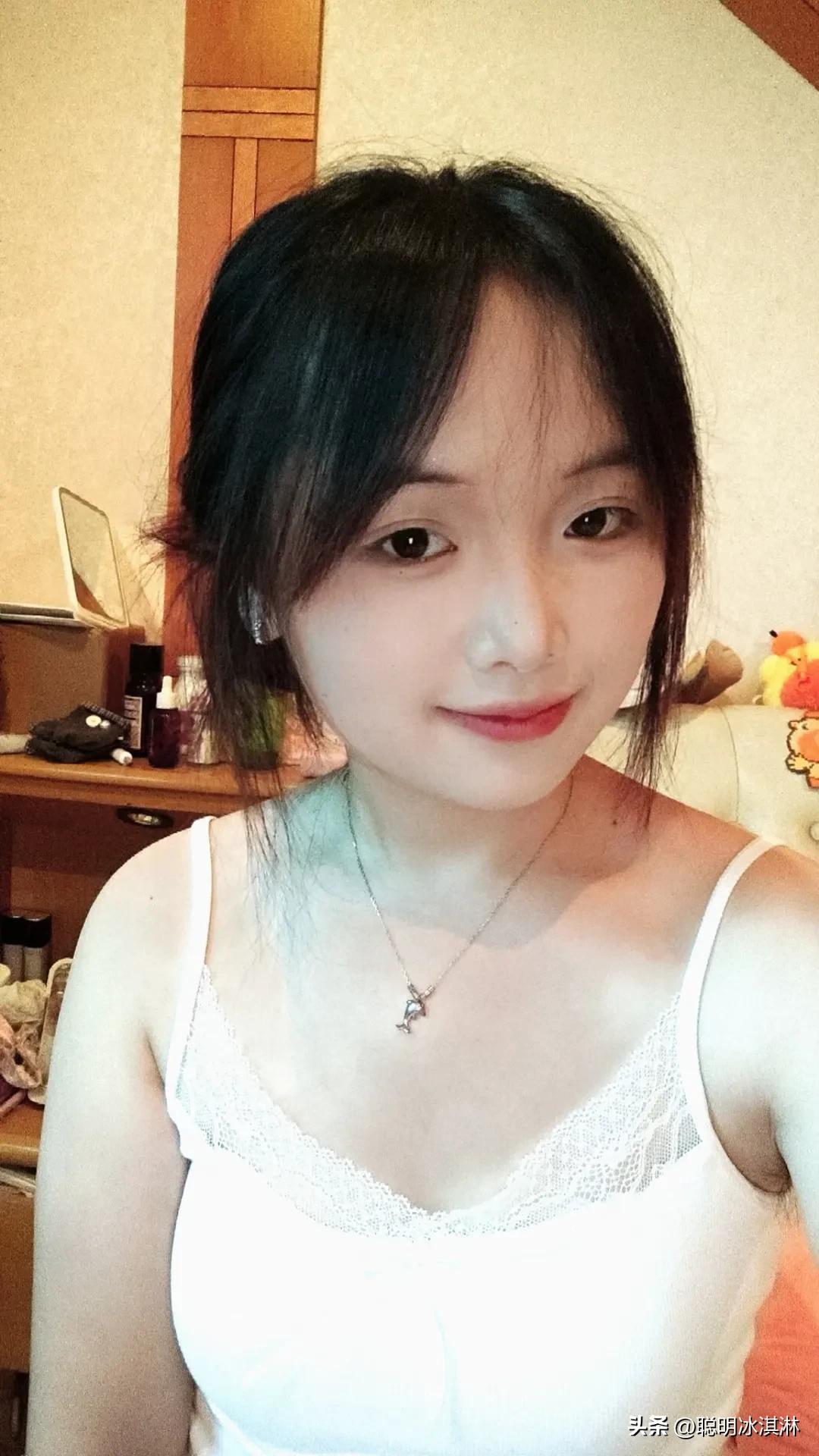 宅家自拍女孩的日常  
窗边阳光洒进客厅，  
素颜也能拍出氛围感，  
不用出