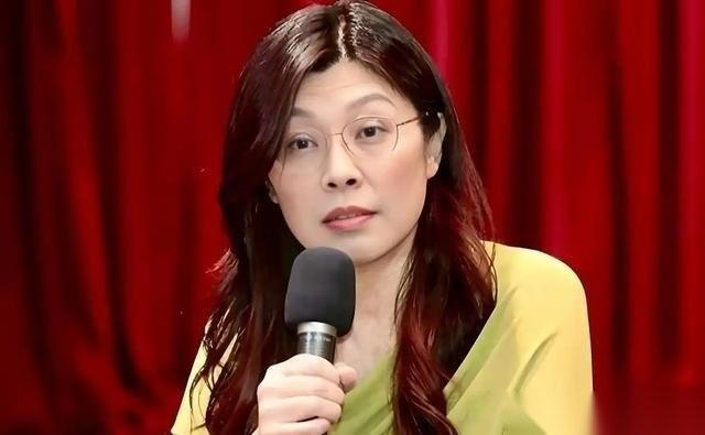 真是活见鬼了！带着大陆“十项新政”大礼包返台的郑丽文，民调居然跌到谷底仅剩23.