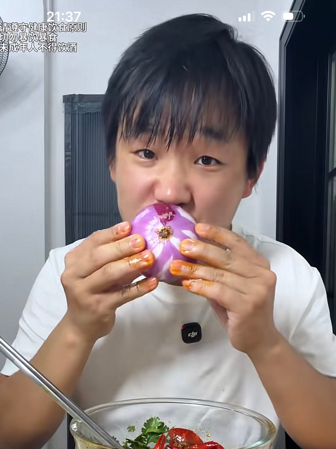 表哥表妹，洋葱是可以生吃的，因为这个味道比较大，我上班期间是不吃的，都是下班以后
