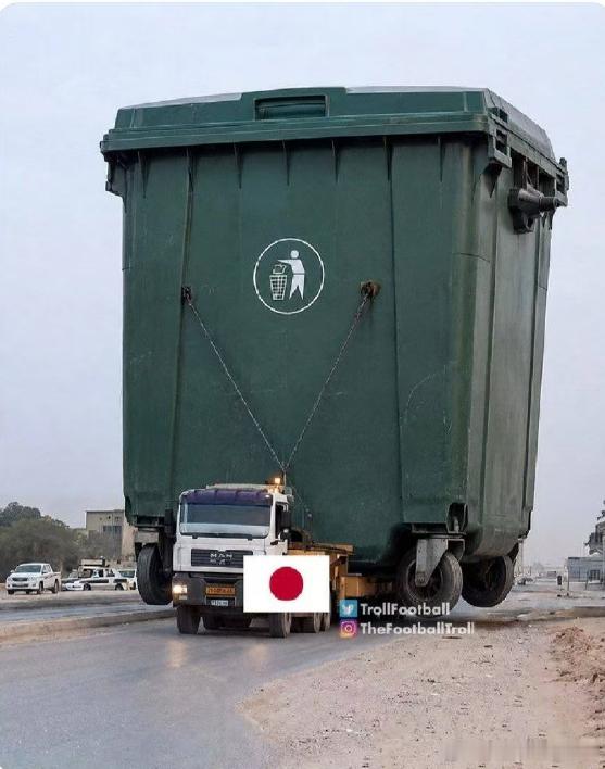 外媒调侃：日本国家队回国之后be like  日本在外网翻车