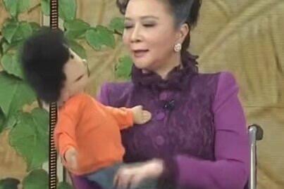 2026马年春晚语言类节目里，最大惊喜竟是蔡明身边的“机器人孙子”。在小品《奶奶