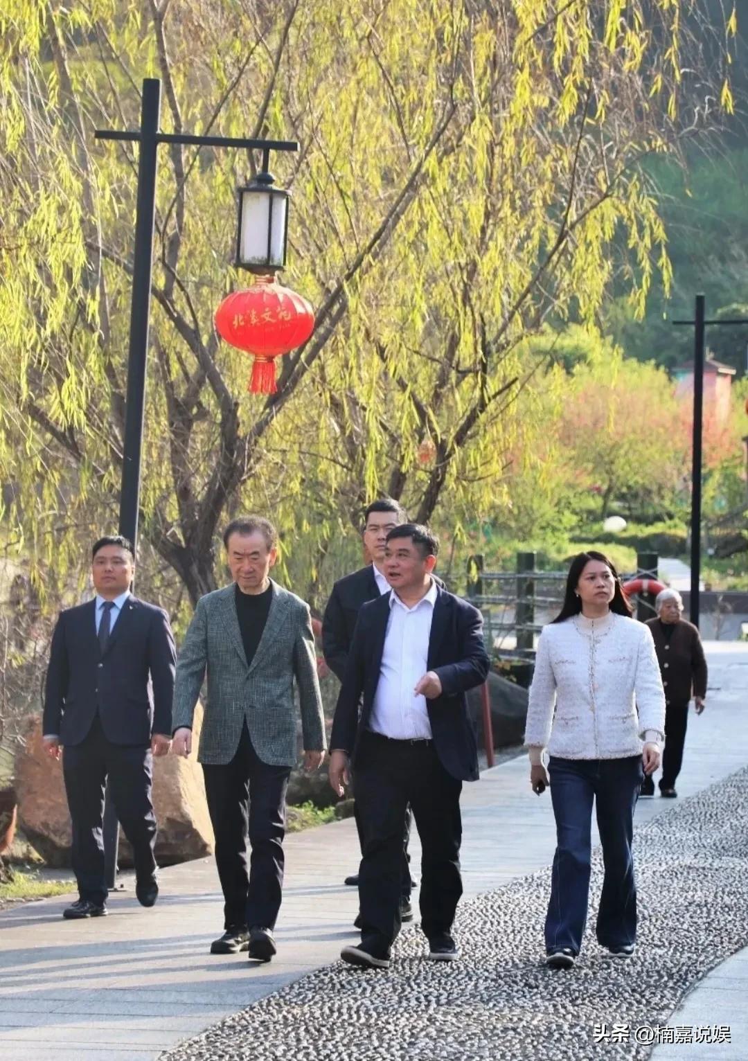 72岁的王健林，现身福建永春，他的状态看起来好了不少。
他穿着一件灰色格子西装配